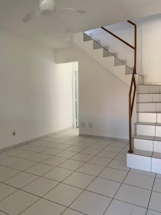Casa duplex em condomínio fechado