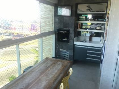 Apartamento no Terraços Beira Mar, 110m², 3 suítes, varanda gourmet e localização privilegiada.