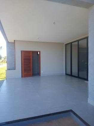 Casa no Condomínio Alphaville Sergipe,  Barra dos Coqueiros 455m², 4 quartos, sendo 4 suíte e com localização privilegiada.