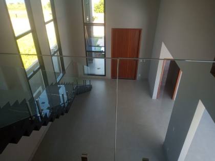Casa no Condomínio Alphaville Sergipe,  Barra dos Coqueiros 455m², 4 quartos, sendo 4 suíte e com localização privilegiada.