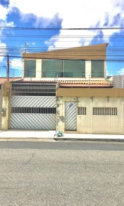 Excelente casa com 6 quartos, sendo 4 suítes no bairro Cirurgia.