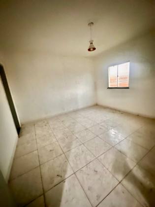 Casa Ampla de Esquina com 1° Andar – Marivan