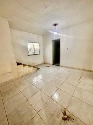 Casa Ampla de Esquina com 1° Andar – Marivan