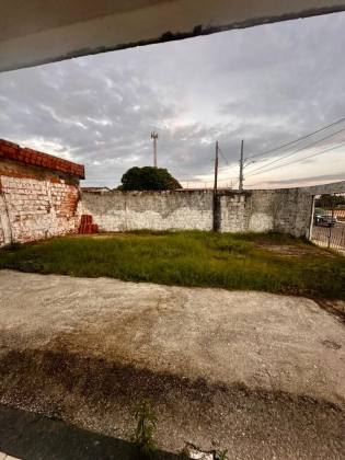 Casa Ampla de Esquina com 1° Andar – Marivan