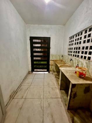 Casa Ampla de Esquina com 1° Andar – Marivan
