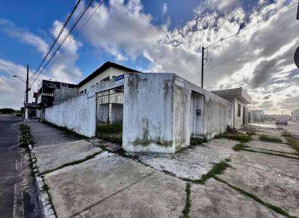 Casa Ampla de Esquina com 1° Andar – Marivan