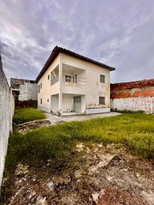 Casa Ampla de Esquina com 1° Andar – Marivan
