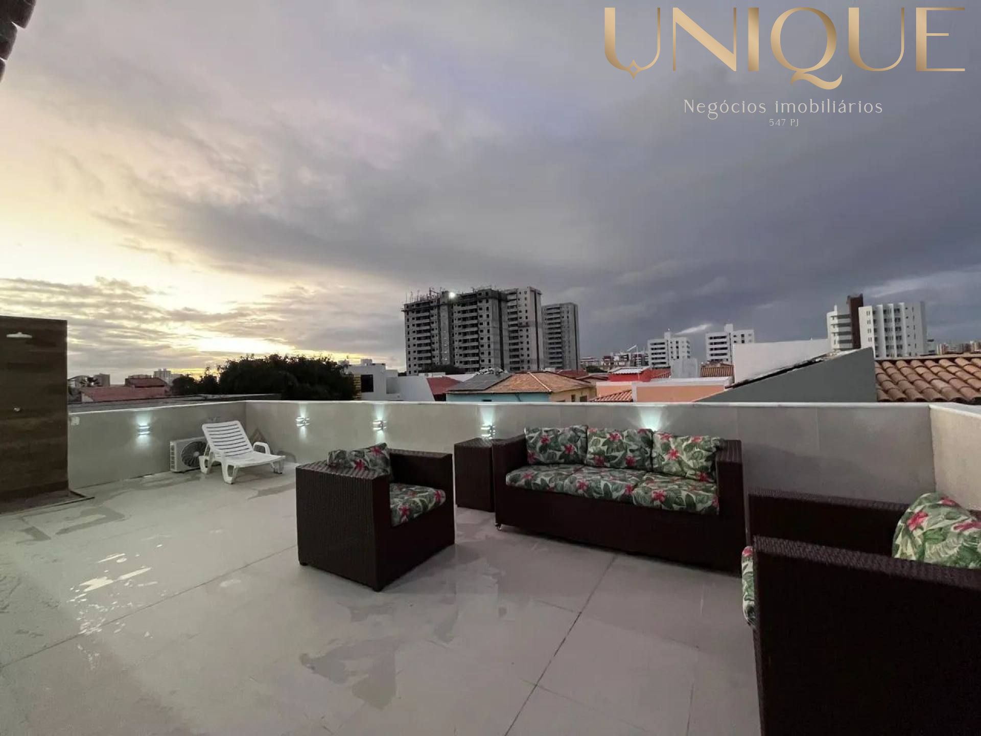 CASA DE ALTO PADRÃO A 200M DA ORLA