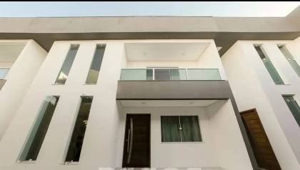 CASA DE ALTO PADRÃO EM RESIDENCIAL A 200M DA ORLA