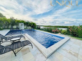 Mansão de Frente ao Rio