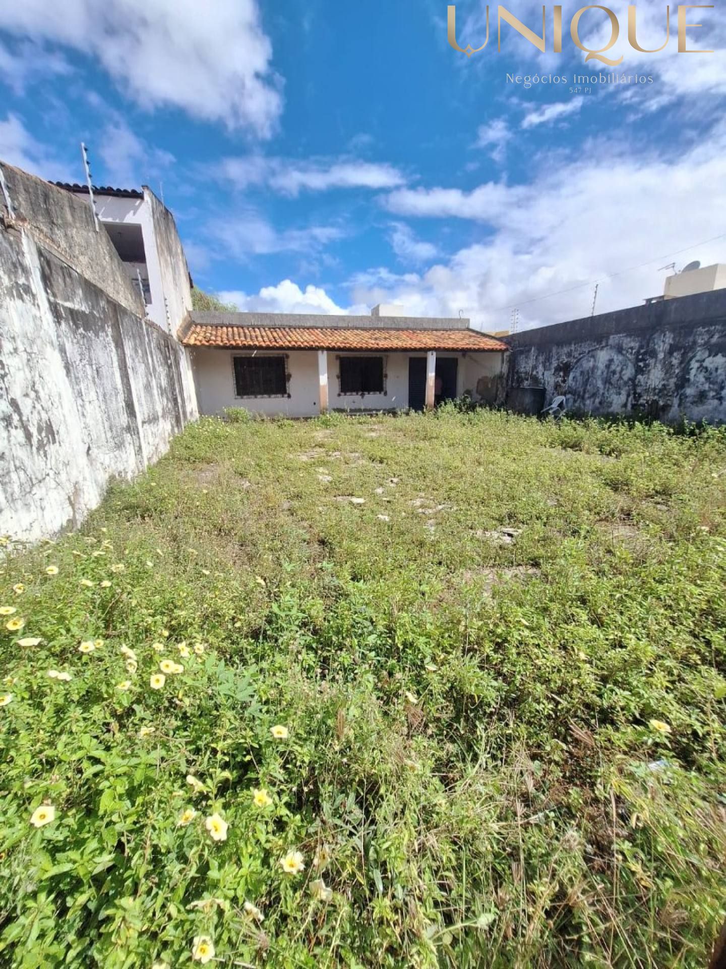 Terreno com Casa no Bairro Atalaia próximo ao hotel Celi e Praça Durval Andrade