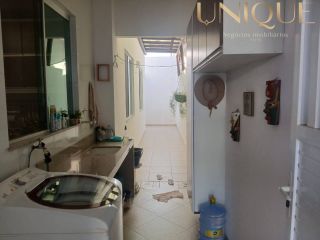 Excelente casa com 3 quartos, sendo um suíte e 2 vagas de garagens na Aruana.