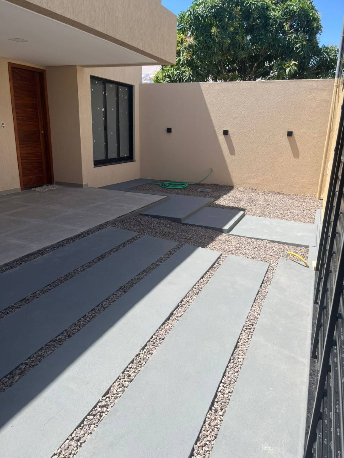 Casa com 3 quartos, sendo dois suítes e duas vagas de garagens no bairro Aruana (casa nova)