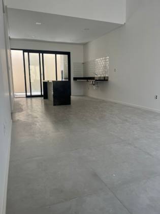 Casa com 3 quartos, sendo dois suítes e duas vagas de garagens no bairro Aruana (casa nova)