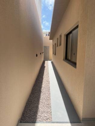 Casa com 3 quartos, sendo dois suítes e duas vagas de garagens no bairro Aruana (casa nova)