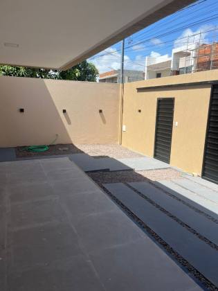 Casa com 3 quartos, sendo dois suítes e duas vagas de garagens no bairro Aruana (casa nova)