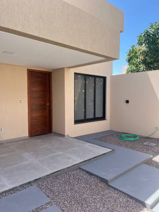 Casa com 3 quartos, sendo dois suítes e duas vagas de garagens no bairro Aruana (casa nova)