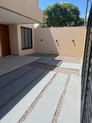 Casa com 3 quartos, sendo dois suítes e duas vagas de garagens no bairro Aruana (casa nova)