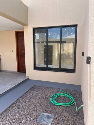 Casa com 3 quartos, sendo dois suítes e duas vagas de garagens no bairro Aruana (casa nova)