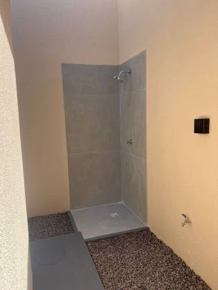 Casa com 3 quartos, sendo dois suítes e duas vagas de garagens no bairro Aruana (casa nova)