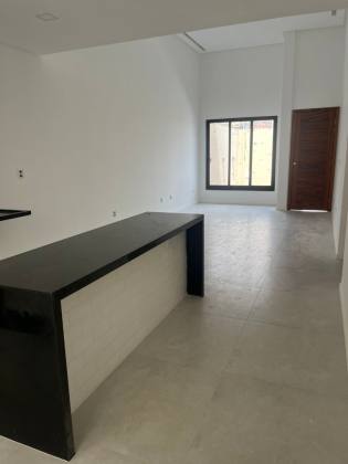 Casa com 3 quartos, sendo dois suítes e duas vagas de garagens no bairro Aruana (casa nova)