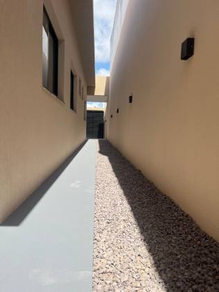 Casa com 3 quartos, sendo dois suítes e duas vagas de garagens no bairro Aruana (casa nova)