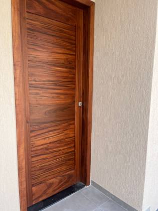 Casa com 3 quartos, sendo dois suítes e duas vagas de garagens no bairro Aruana (casa nova)