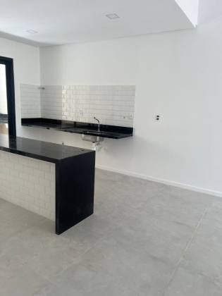 Casa com 3 quartos, sendo dois suítes e duas vagas de garagens no bairro Aruana (casa nova)