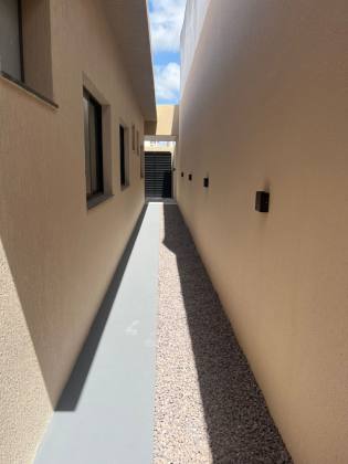 Casa com 3 quartos, sendo dois suítes e duas vagas de garagens no bairro Aruana (casa nova)