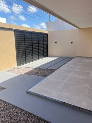 Casa com 3 quartos, sendo dois suítes e duas vagas de garagens no bairro Aruana (casa nova)