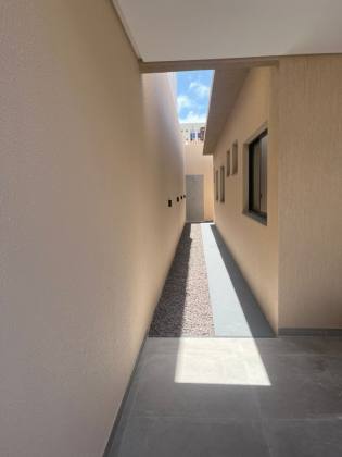 Casa com 3 quartos, sendo dois suítes e duas vagas de garagens no bairro Aruana (casa nova)