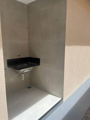 Casa com 3 quartos, sendo dois suítes e duas vagas de garagens no bairro Aruana (casa nova)