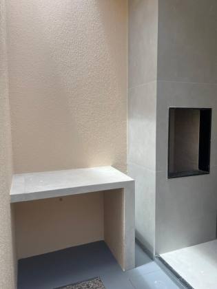 Casa com 3 quartos, sendo dois suítes e duas vagas de garagens no bairro Aruana (casa nova)