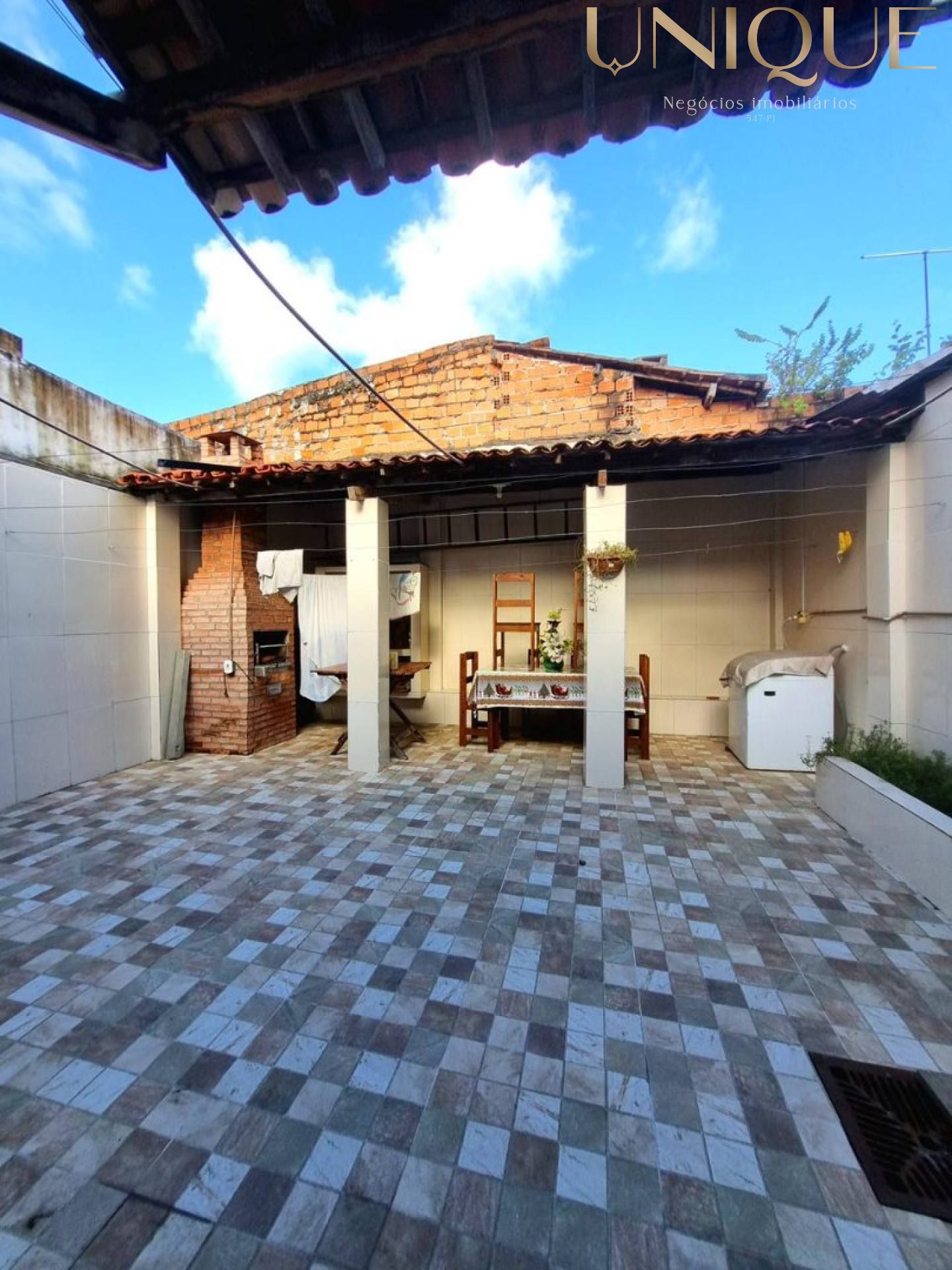 Excelete casa com boa localização.