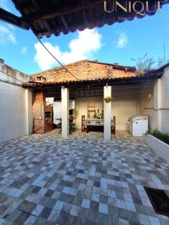 Excelete casa com boa localização.