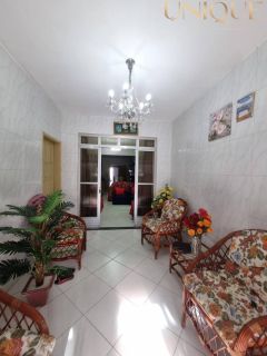 Excelete casa com boa localização.