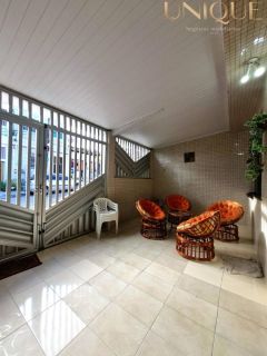 Excelete casa com boa localização.