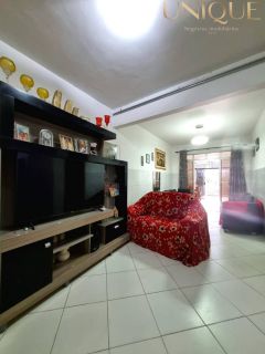 Excelete casa com boa localização.