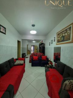 Excelete casa com boa localização.