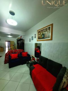 Excelete casa com boa localização.