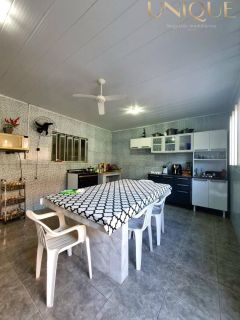 Excelete casa com boa localização.