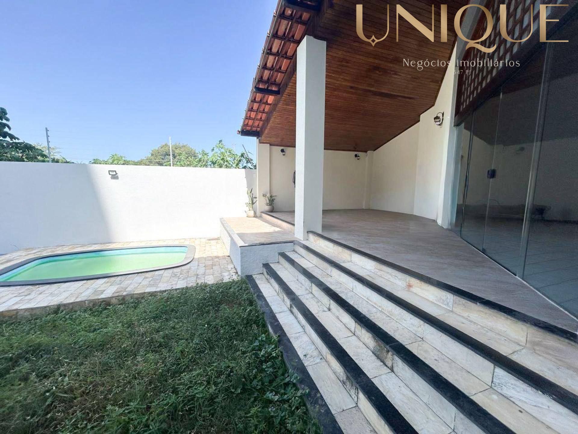 Linda casa no bairro Farolândia em ótima localização.