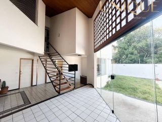 Linda casa no bairro Farolândia em ótima localização.