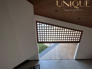 Linda casa no bairro Farolândia em ótima localização.