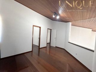 Linda casa no bairro Farolândia em ótima localização.