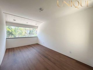 Linda casa no bairro Farolândia em ótima localização.