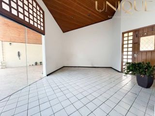 Linda casa no bairro Farolândia em ótima localização.