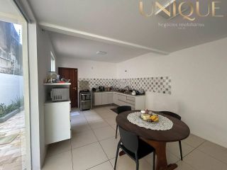 Linda casa no bairro Farolândia em ótima localização.