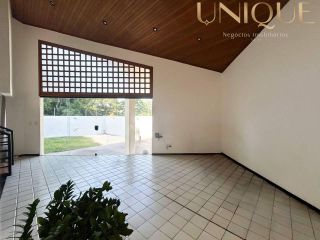 Linda casa no bairro Farolândia em ótima localização.