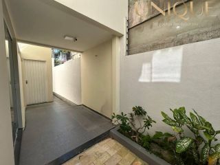 Linda casa no bairro Farolândia em ótima localização.